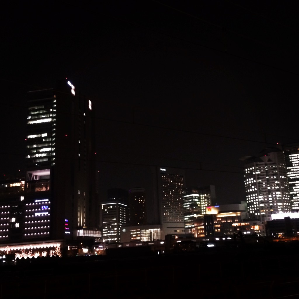外でてすぐのところから撮影。夜景がとても綺麗です。